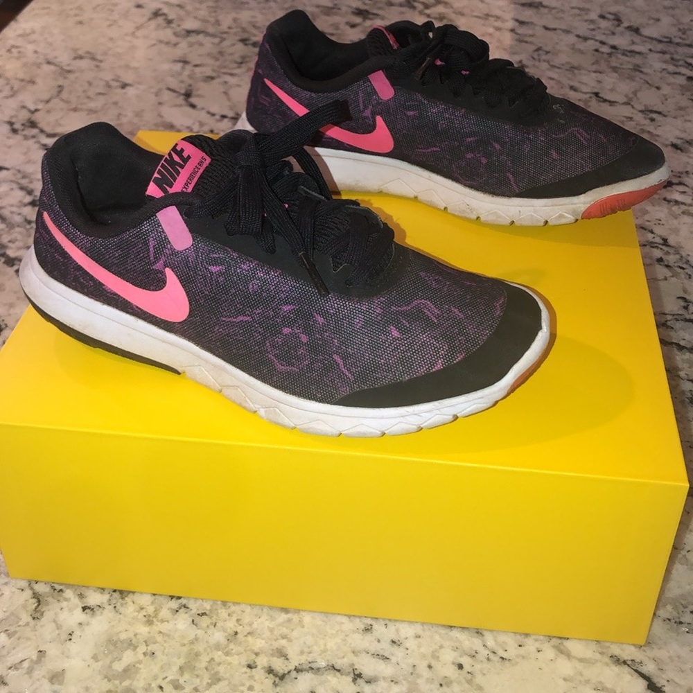 Nike Women's Black and Pink Running Shoes